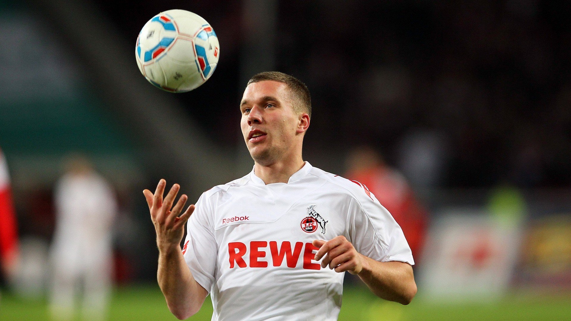 澳大利亚袋鼠队的空中传球与角球配合，展现高度技巧，袋鼠传球游戏